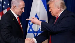 FILE PHOTO: U.S. President Donald Trump points his finger towards Israeli Prime Minister Benjamin Netanyahu as they shake hands during a press conference after meeting at Trump?s Mar-a-Lago club in Palm Beach, Florida, U.S., December 29, 2025. REUTERS/Jonathan Ernst/File Photo Photo: JONATHAN ERNST/REUTERS