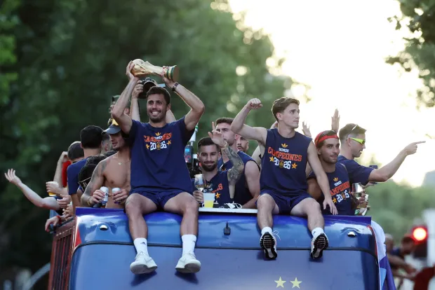 Spain's midfielder Rodri holds their trophy as Spain's players parade onboard an open-top bus through the streets of Madrid on July 20, 2026, one day after the national football team won their second World Cup title following a 1-0 victory against Argentina. Spain's World Cup winners come back home to a heroes' welcome in Madrid, where a million fans are expected to greet them after a night of raucous celebrations across the country. (Photo by Thomas COEX/AFP)