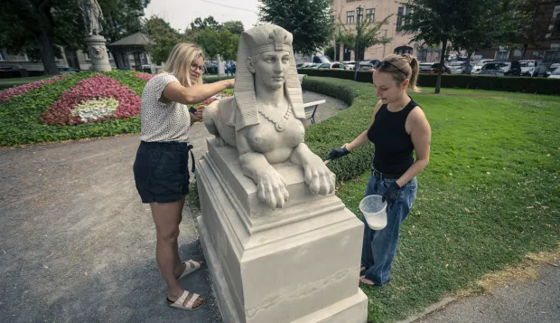 16.07.2026., Osijek - Na ulazu u Sakuntala park stoje dvije fsinge postavljene pred kraj 19 stoljeca. Akademske kiparice Jelena i Marija rade na restauraciji. Photo: Davor Javorovic/PIXSELL