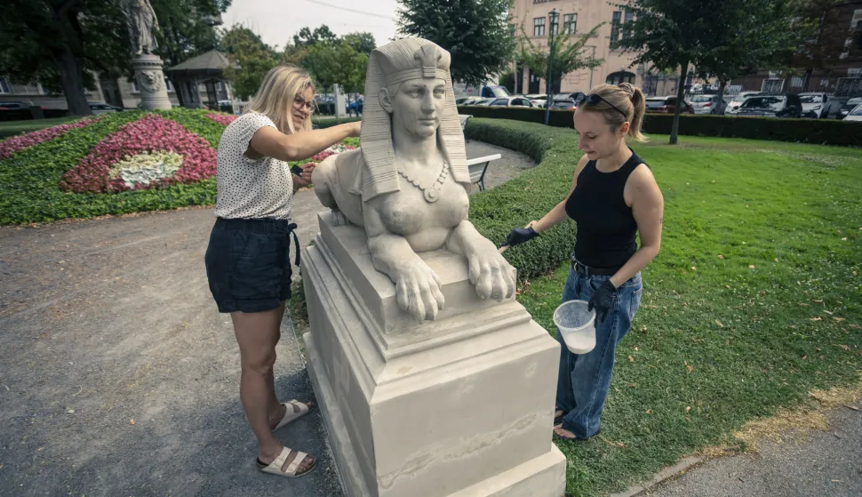 16.07.2026., Osijek - Na ulazu u Sakuntala park stoje dvije fsinge postavljene pred kraj 19 stoljeca. Akademske kiparice Jelena i Marija rade na restauraciji. Photo: Davor Javorovic/PIXSELL