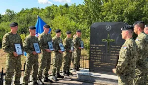MIRKOVCIU znak sjećanja na pogibiju 13 Županjaca i Vinkovčana te ranjavanje 40 pripadnika 2. bojne 3. gardijske brigade Kune, 22. srpnja 1991. godine mučki napadnutih iz zasjede na Privlačkom putu u vinkovačkom prigradskom naselju Mirkovcima, položeni su vijenci i zapaljene svijeće podno spomenika na mjestu pogibije hrvatskih branitelja.22. 7. 2026.