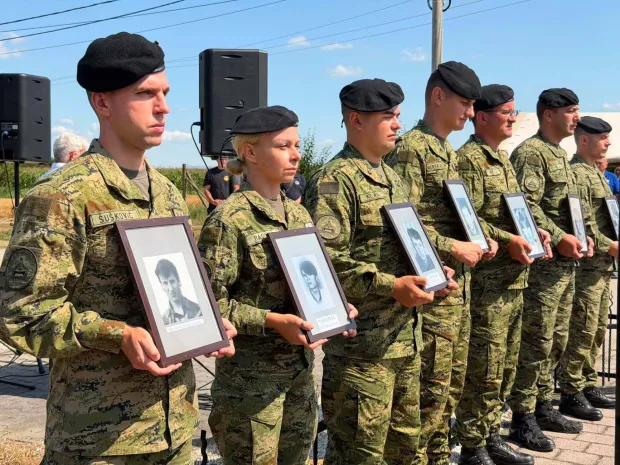MIRKOVCIU znak sjećanja na pogibiju 13 Županjaca i Vinkovčana te ranjavanje 40 pripadnika 2. bojne 3. gardijske brigade Kune, 22. srpnja 1991. godine mučki napadnutih iz zasjede na Privlačkom putu u vinkovačkom prigradskom naselju Mirkovcima, položeni su vijenci i zapaljene svijeće podno spomenika na mjestu pogibije hrvatskih branitelja.22. 7. 2026.