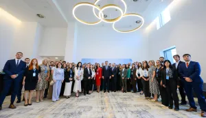 &Scaron;ezdesetak mladih Hrvata sa svih kontinenata okupilo se u srijedu na konstituirajućoj sjednici Savjeta mladih Hrvata izvan Hrvatske, savjetodavnog tijela Vlade, s ciljem dodatnog povezivanja domovinske i iseljene Hrvatske te informiranja i motiviranja mladih na povratak u Hrvatsku.
