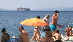 Rijeka, 14.06.2025 - Iako je do kalendarskog ljeta preostalo jo&scaron; sedam dana, visoke temperature privukle su riječane i njihove koćne ljubimce na plažu Morsko prasac na Kantridi koja se nalazi ispred Stadiona Kantrida.foto HINA/ Miljenko KLEPAC/ ds
