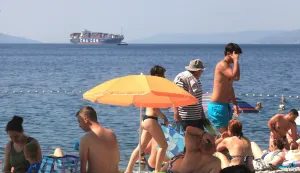 Rijeka, 14.06.2025 - Iako je do kalendarskog ljeta preostalo jo&scaron; sedam dana, visoke temperature privukle su riječane i njihove koćne ljubimce na plažu Morsko prasac na Kantridi koja se nalazi ispred Stadiona Kantrida.foto HINA/ Miljenko KLEPAC/ ds