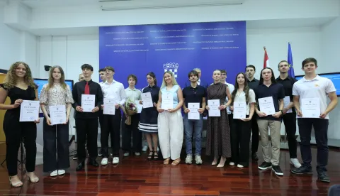 Zagreb,22.07.2026 - Ministarstvo znanosti, obrazovanja i mladih dodijelilo je nagrade najuspje&scaron;nijim maturantima, koji su nagrađeni novčanim iznosom od 350 eura i posebnim priznanjima. Tom prigodom su dodijeljene i Nagrada Soljačić u iznosu od 5.000 američkih dolara te Nagrade dr. Ante Žužul za iznimne rezultate na državnoj maturi iz Hrvatskoga jezika i Povijesti. Nagrade je uručio ministar znanosti, obrazovanja i mladih Radovan Fuchs zajedno s utemeljiteljima nagrada.Foto HINA/Tomislav Pavlek/tp