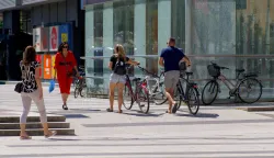 Osijek, 25. 08. 2025., slobodnjaci - vožnja bicikla na Trgu Slobode, biciklist; biciklisti; zabrana vožnje; trg; prolaznik; prolaznici; pje&scaron;ak; pje&scaron;aciSNIMILA: LAURA BUNJEVAC