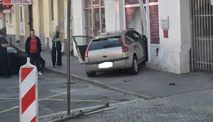 Ukrao automobil pa se zabio u poslovnicu osiguranja u Županijskoj i pobjegao