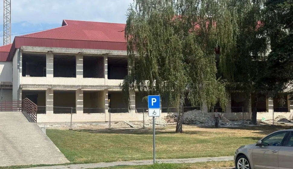 BELI&Scaron;ĆEU Osnovnoj &scaron;koli Ivana Kukuljevića Beli&scaron;će u tijeku je izvođenje radova na rekonstrukciji i dogradnji prostora radi uvođenja jednosmjenske nastave, vrijednih 8,748.302,72 eura. 2026.