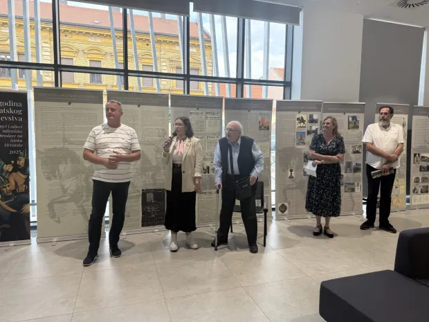 U izložbenom prostoru Gradske knjižnice i čitaonice Gradski muzej Vinkovci je otvorio izložbu "1100 godina Hrvatskog Kraljevstva/tragovi i odjeci milenijske proslave na istoku Hrvatske"