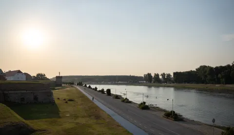 Osijek, 28. 6. 2026., SlobodnjaciSlobodnjaci; promenada; biciklistička staza; pje&scaron;ačka staza; prolaznici; ljeto; sunce; Drava; vrijeme