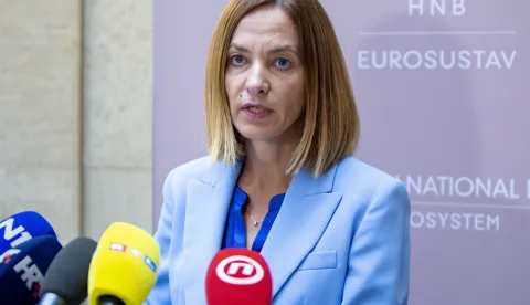 Zagreb, 24.07.2026. - Brifing za medije Hrvatske narodne banke (HNB) na temu kamatnih rizika za banke i potro&scaron;ače u uvjetima kada banke ponovno počinju jače ugovaranje kredita s promjenjivom kamatnom stopom. Na brifingu su sudjelovali izvr&scaron;na direktorica Sektora financijske stabilnosti Maja Bukov&scaron;ak, savjetnica u Direkciji za regulativu za&scaron;tite potro&scaron;ača i financijsku pismenost Ana Pisačić i glavna stručna suradnica u Direkciji za nadzor trži&scaron;nog pona&scaron;anja Jelena Radosović. Na slici izvr&scaron;na direktorica Sektora financijske stabilnosti Maja Bukov&scaron;ak.foto HINA/ Sa&scaron;a KOLJAN/ sk
