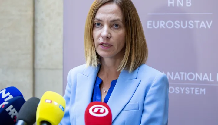 Zagreb, 24.07.2026. - Brifing za medije Hrvatske narodne banke (HNB) na temu kamatnih rizika za banke i potro&scaron;ače u uvjetima kada banke ponovno počinju jače ugovaranje kredita s promjenjivom kamatnom stopom. Na brifingu su sudjelovali izvr&scaron;na direktorica Sektora financijske stabilnosti Maja Bukov&scaron;ak, savjetnica u Direkciji za regulativu za&scaron;tite potro&scaron;ača i financijsku pismenost Ana Pisačić i glavna stručna suradnica u Direkciji za nadzor trži&scaron;nog pona&scaron;anja Jelena Radosović. Na slici izvr&scaron;na direktorica Sektora financijske stabilnosti Maja Bukov&scaron;ak.foto HINA/ Sa&scaron;a KOLJAN/ sk