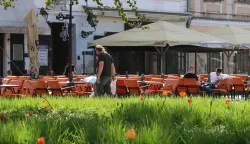 Osijek, 05. 04. 2026, Tvrđa. Uskrsno popodne na Trgu Svetog Trojstva. U proljetnom suncu su uživali malobrojni gosti na terasama kafića. Slobonjak, ilustracija.snimio GOJKO MITIĆ