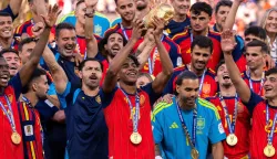 EAST RUTHERFORD, NEW JERSEY - JULY 19: Lamine Yamal #19 of Spain lifts the FIFA World Cup Winner?s Trophy after the team?s victory following the FIFA World Cup 2026 Final match between Spain and Argentina at New York New Jersey Stadium on July 19, 2026 in East Rutherford, New Jersey. David Ramos/Getty Images/AFP (Photo by David Ramos/GETTY IMAGES NORTH AMERICA/Getty Images via AFP)