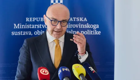 Zagreb, 22.07.2026. - Ministar rada, mirovinskog sustava, obitelji i socijalne politike Alen Ružić predstavio je na konferenciji za medije Odluku o zapo&scaron;ljavanju osobnih asistenata u ustanovama socijalne skrbi kojima je osnivač Republika Hrvatska. Na fotografiji Alen Ružić. foto HINA/ Edvard &Scaron;U&Scaron;AK