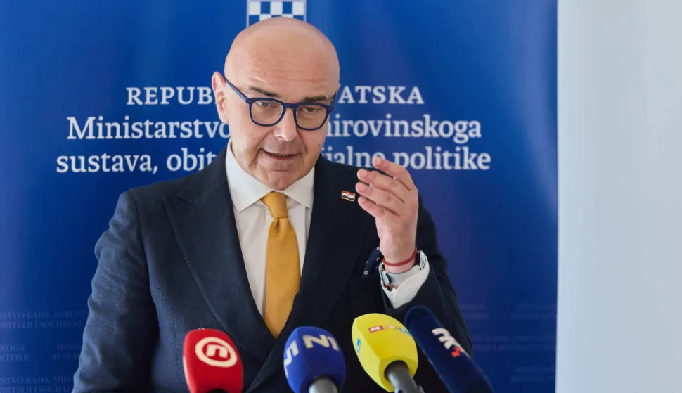 Zagreb, 22.07.2026. - Ministar rada, mirovinskog sustava, obitelji i socijalne politike Alen Ružić predstavio je na konferenciji za medije Odluku o zapo&scaron;ljavanju osobnih asistenata u ustanovama socijalne skrbi kojima je osnivač Republika Hrvatska. Na fotografiji Alen Ružić. foto HINA/ Edvard &Scaron;U&Scaron;AK