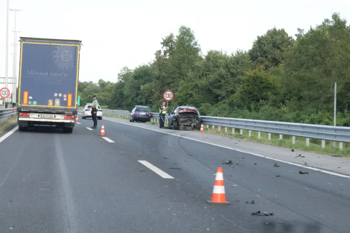 24.07.2026., Luzan - U sudaru dvaju vozila koji se u petak oko 14.30 sati dogodio na juznoj kolnickoj traci autoceste A3, u blizini cvora Luzani, poginulo je jedno dijete. Jos jedna osoba tesko je ozlijedjena i zadrzana na lijecenju u bolnici u Slavonskom Brodu, dok su dvije osobe lakse ozlijedjene. Zbog ocevida promet se odvija usporeno, a stvorila se kolona duga oko cetiri kilometra. Photo: Emica Elvedji/PIXSELL
