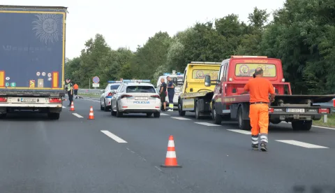 24.07.2026., Luzan - U sudaru dvaju vozila koji se u petak oko 14.30 sati dogodio na juznoj kolnickoj traci autoceste A3, u blizini cvora Luzani, poginulo je jedno dijete. Jos jedna osoba tesko je ozlijedjena i zadrzana na lijecenju u bolnici u Slavonskom Brodu, dok su dvije osobe lakse ozlijedjene. Zbog ocevida promet se odvija usporeno, a stvorila se kolona duga oko cetiri kilometra. Photo: Emica Elvedji/PIXSELL