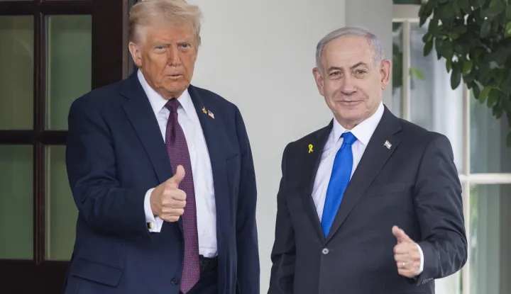 epa12414836 US President Donald Trump (L) welcomes Israeli Prime Minister Benjamin Netanyahu (R) to the White House in Washington, DC, USA, 29 September 2025. Trump is planning to press Netanyahu to accept a peace deal to end Israel's ongoing war in Gaza and for Hamas to free their remaining hostages. EPA/JIM LO SCALZO
