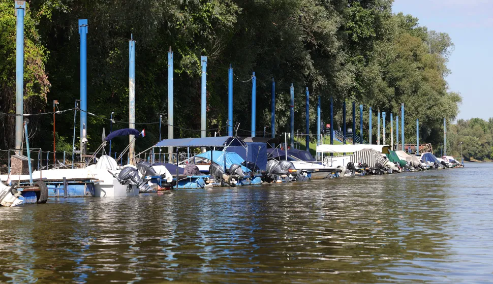 Osijek, 19. 07. 2025., rijeka Drava, Drava, vožnja čamcem, čamac, ljeto, priroda, NeptunSNIMIO BRUNO JOBST