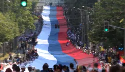 Beograd, 27.06.2026 - Srbijanski predsjednik Aleksandar Vu?i? rekao je u subotu da ?e u sljede?ih nekoliko tjedana odstupiti, godinu dana prije isteka mandata te je najavio prijevremene predsjedni?ke i parlamentarne izbore.Prista?e politike srbijanskog predsjednika okupili su se u Beogradu, a Vu?i? je ranije rekao da u glavnom gradu o?ekuje desetke tisu?a ljudi. Skup u Beogradu dio je kampanje "Srbija pobje?uje" kojom Vu?i? nastoji parirati vi?emjese?noj kampanji studentskog pokreta "Studenti pobje?uju" kojom se tra?i raspisivanje prijevremenih parlamentarnih izbora. foto HINA/ Velimir ILI?/ ik