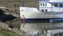 Osijek, 18. 10. 2022, Zimska luka. Lijepo vrieme, bablje ljeto je izmamilo ovog ribica na Dravu. Slobodnjak. snimio GOJKO MITIĆ