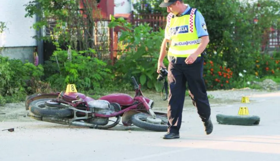 08.08.2014., Koprivnica - N.J. star 42 godine iz prigradskog naselja Heresin zadobio je po zivot opasne ozljede kada se oko 18.30 sati nedaleko svoje kuce zaletio motorom u betonski rasvjetni stup. Prema izjavama mjestana pio je cijeli dan ispred trgovine, a onda sjeo na neregistrirani motor i otisao se voziti bez kacige. U betonski rasvjetni stup se zaletio najvjerojatnije zbog prebrze voznje i alkoholiziranosti, a od siline udara se sa motorom odbio nekoliko metara. Ocevici kazu da mu je glava bila oblivena krvlju te da nije mogao govoriti zbog krvarenja. Photo: Marijan Susenj/PIXSELL------3 ST COLORCRNA KRONIKA