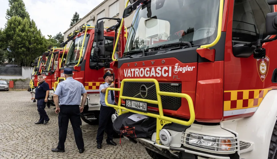 Zagreb, 14.7.2026 - Svečana primopredaja četiri nova specijalizirana vatrogasna vozila za ga&scaron;enje &scaron;umskih požara. Vozila su dio nabave ukupno 78 novih vozila koju Hrvatska vatrogasna zajednica provodi uz financiranje sredstvima općekorisnih funkcija &scaron;uma (OKF&Scaron;).Foto Hina/ Dario GRZELJ/ dag