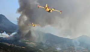 Zagreb, 26.7.2026.- vojni piloti poma?u u ga?enju ?umskih po?ara koji haraju okolicom francuskog grada Bordeauxa, priop?ilo je u nedjelju ministarstvo obrane (MORH). Tisu?e vatrogasaca i vojnika bore se protiv po?ara na jugozapadu Francuske koji je ve? opusto?io najmanje 42 tisu?e hektara te je primorao 220 tisu?a ljudi na evakuaciju. foto HINA/ MORH/ ua