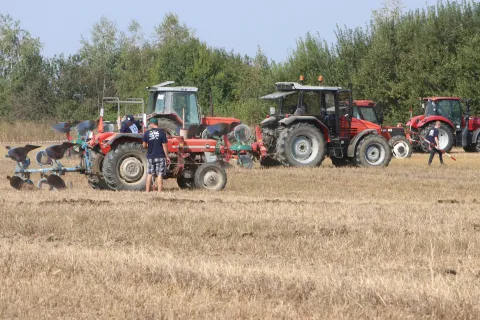 25.08.2018., Osijek, &Scaron;portsko-zračna luka Osijek-Čepin - Svečano otvorenje 16. Natjecanja u oranju RH, 7. Natjecanja u oranju konjima RH i 5. Farm Show-a kojem je nazočio ministar poljoprivrede Tomislav Tolu&scaron;ić i zamjenik župana Osječko-baranjske županije Goran Ivanović. Nakon natjecanja oko 16 sati progla&scaron;eni su pobjednici, dodjela nagrada i priznanja.Foto: Željko &Scaron;epić/Glas Slavonije