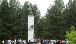 27.07.2014., Srb - Kod spomenka u Srbu polaganjem vjienaca obiljezena je obljetnica Dana ustanka naroda Like. Vijence su polozili Stjepan Mesic, Milorad Pupovac te brojne udruge i institucije. Istovremeno nekoliko stotina metara dalje okupilo se stotinjak prosvjednika prosvjedujuci protiv obiljezavanja ustanka pustajuci Thopmsonove pjesme na razglasu. Photo: Dino Stanin/PIXSELL