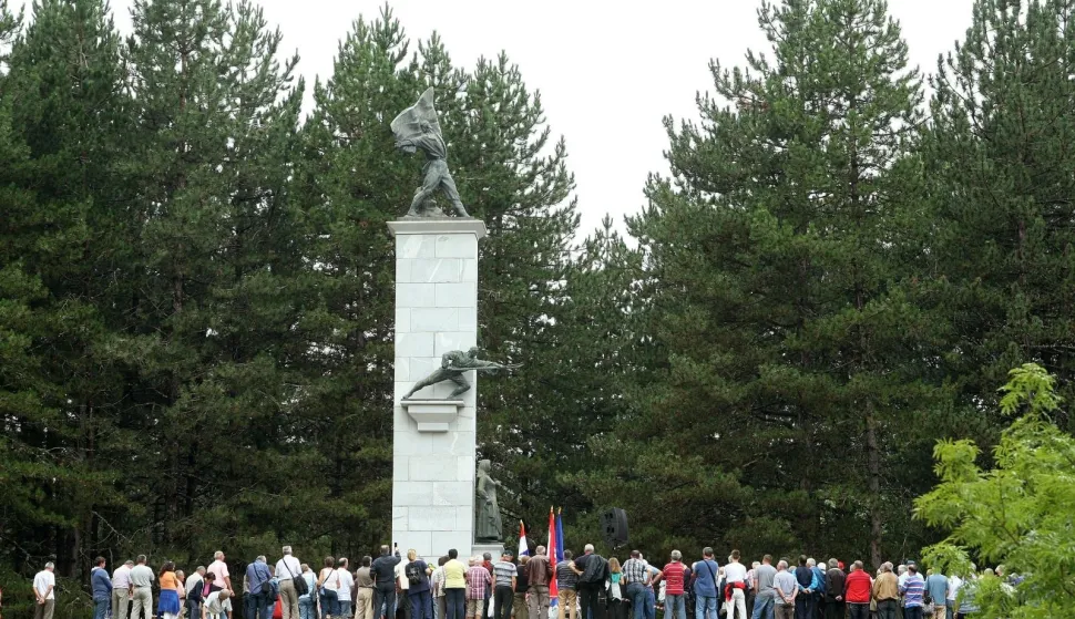 27.07.2014., Srb - Kod spomenka u Srbu polaganjem vjienaca obiljezena je obljetnica Dana ustanka naroda Like. Vijence su polozili Stjepan Mesic, Milorad Pupovac te brojne udruge i institucije. Istovremeno nekoliko stotina metara dalje okupilo se stotinjak prosvjednika prosvjedujuci protiv obiljezavanja ustanka pustajuci Thopmsonove pjesme na razglasu. Photo: Dino Stanin/PIXSELL