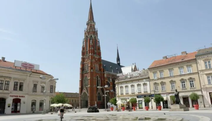 OSIJEK, 02. 08. 2017, TRG ANTE STARČEVIĆA U PODNE, SLUBENA TEMPERATURA 36,1*C, PAKLENE VRUĆINE. SLOBODNJAK.snimio GOJKO MITIĆ