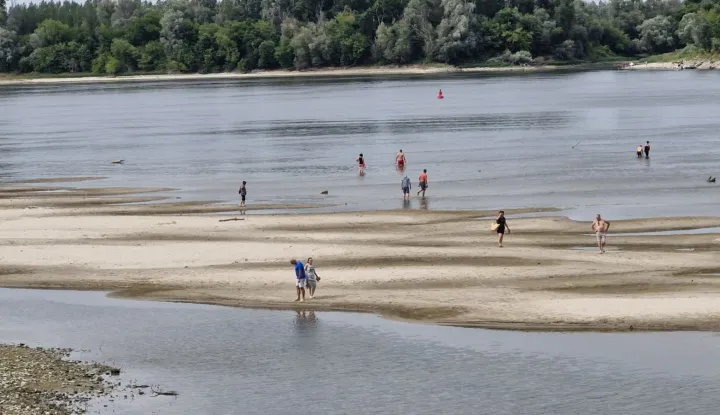 Dunav kod Batine, nizak vodostaj, sprudovi, srpanj 2026
