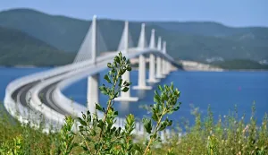 26.07.2023., Pogled na Peljeski most koji je otvoren 26. srpnja 2022. godine. Most je dugacak 2404 metara i naveca visina iznad mora iznosi 55 metara. Glavna je prometna poveznica kontinentalne Hrvatske s poluotokom Peljescem. Photo: Matko Begovic/PIXSELL