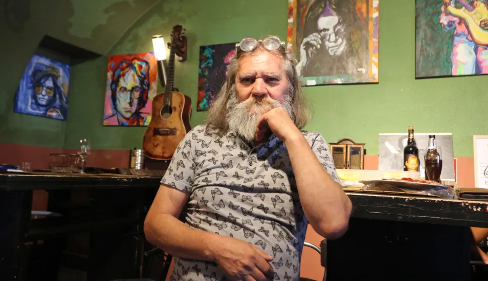 Osijek, 25. 07. 2026, Caffe - Randevu. UPK Randevu, Izložba, Rozvelt Kapović pl. Dodo, Svi moji "27" uzori, otvorenje. Autor, Rozvelt Kapović pl. Dodo.snimiio GOJKO MITIĆ