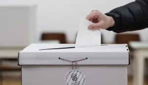 Zagreb, 12.01.2025 - U Hrvatskoj se u nedjelju u 7 sati otvorilo vi&scaron;e od 6. 500 biračkih mjesta na kojima u drugom krugu birači odlučuju hoće li novi mandat dati aktualnom predsjedniku Zoranu Milanoviću, kandidatu SDP-a i partnera ili Draganu Primorcu, kandidatu HDZ-a i partnera. Na mu&scaron;karac ubacuje glasački listić u glasačku kutiju na predsjedničkim izborima.foto HINA/ Damir SENČAR/ ds