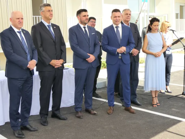 Sisak/Petrinja, 27.07.2026. - U Sisku i Petrinji u ponedjeljak su privremenim korisnicima uručeni ključevi 209 stanova u 11 novoizgrađenih vi&scaron;estambenih zgrada, izgrađenih u sklopu programa stambenog zbrinjavanja nakon potresa. Ključeve je uručio predsjednik Vlade RH Andrej Plenković, istaknuv&scaron;i da je za izgradnju tih zgrada iz državnog proračuna izdvojeno 30 milijuna eura. Na fotografiji primopredaja stanova na kori&scaron;tenje. foto HINA/ Nikola BLAŽEKOVIĆ/ nb