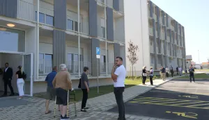 Sisak/Petrinja, 27.07.2026. - U Sisku i Petrinji u ponedjeljak su privremenim korisnicima uručeni ključevi 209 stanova u 11 novoizgrađenih vi&scaron;estambenih zgrada, izgrađenih u sklopu programa stambenog zbrinjavanja nakon potresa. Ključeve je uručio predsjednik Vlade RH Andrej Plenković, istaknuv&scaron;i da je za izgradnju tih zgrada iz državnog proračuna izdvojeno 30 milijuna eura. Na fotografiji privremeni korisnici novih stanova. foto HINA/ Nikola BLAŽEKOVIĆ/ nb