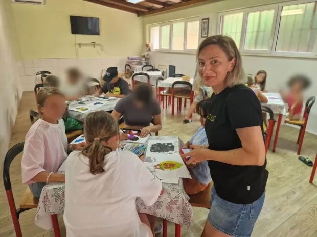 VINKOVCIU odmarali&scaron;tu Centra za pružanje usluga u zajednici "Sv. Ana" Vinkovci u Supetru održana je 31. Likovna radionica.srpanj 2026.