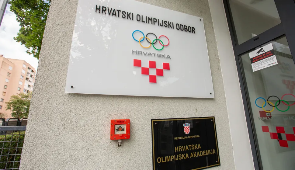 hrvatski olimpijski odborIstražitelji USKOK-a u HOO-uZagreb, 23.07.2026. - Istražitelji USKOK-a dovode glavnog tajnika HHO-a Sini&scaron;u Krajača na pregled prostorija HOO-a u Odranskoj ulici. foto HINA/ Luka &Scaron;ANGULIN/ tm