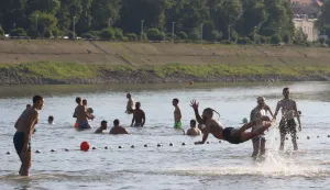Osijek, 15. 07. 2026, Copacaban, Kopika, plaža na Dravi TZ OBŽ organizira grupno snimanje kupača za promotivnu kampanju... Copacabana, Kopika, Drava, kupačii, ljeto...snimio GOJKO MITIĆ