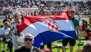 Knin obilježava 31 godinu od Oluje: Sredi&scaron;nja ceremonija, odavanje počasti, vojna oprema i koncert