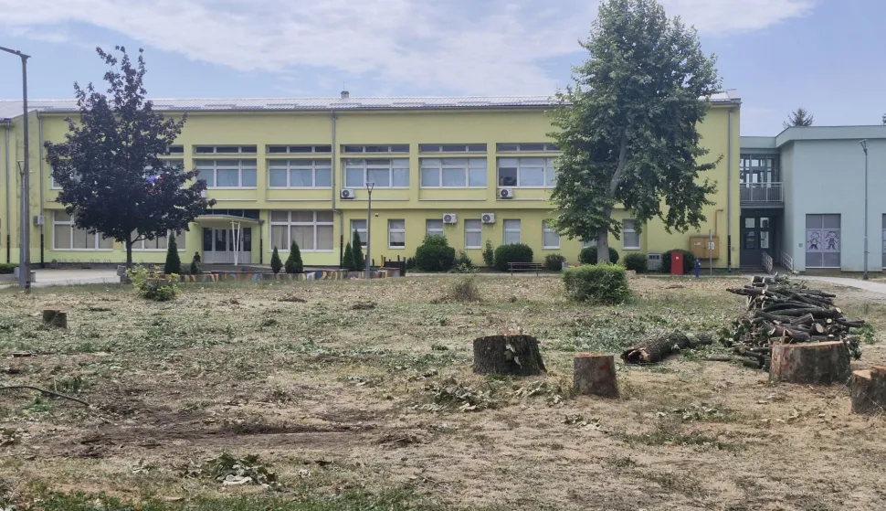 Ru&scaron;enjem stabala počeo je projekt pro&scaron;irenja &scaron;kole u Belom Manastiru