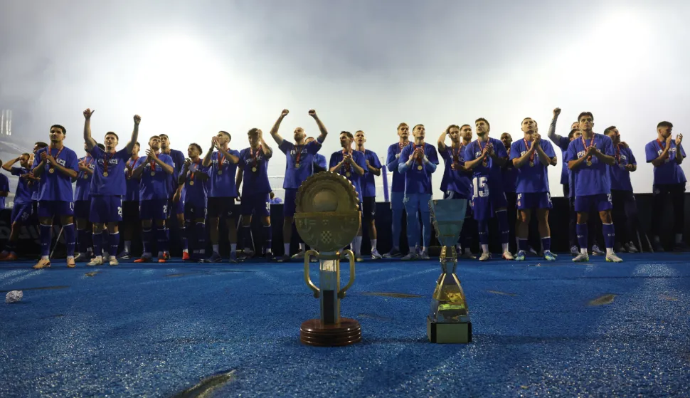 Zagreb, 23.05.2026 - Proslava duple krune GNK Dinama, naslova prvaka Hrvatske i osvajanja Kupa Hrvatske. Na slici igrači Dinama, Rabuzinovo sunce, pokal Prvaka Hrvatske.foto HINA/ Damir SENČAR/ ds
