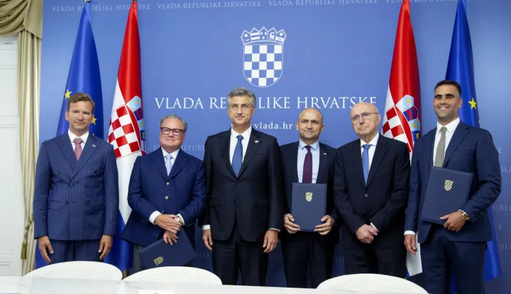 Zagreb, 30.07.2026. - Potpisivanje Sporazuma o razumijevanju između Vlade Republike Hrvatske, Beretta Holding Grupe i financijskog investitora u vezi s projektom izgradnje tvornice streljiva malog kalibra u Republici Hrvatskoj. Sporazum su potpisali potpredsjednik Vlade i ministar obrane Ivan Anu&scaron;ić, predsjednik i glavni izvr&scaron;ni direktor Beretta Holding Grupe Pietro Gussalli Beretta i financijski investitor Ivan Kapetanović. foto HINA/ Sa&scaron;a KOLJAN/ sk