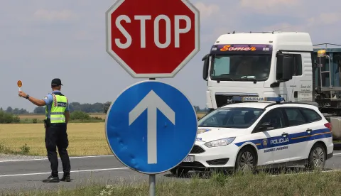 OSIJEK, 25. 06. 2020, ZAPADNA OBILAZNICA PREMA DARDI. PROMETNA NESREĆA, SLIJETANJE S CESTE, OSOBNI AUTOMOBIL. OČEVID, POLICIJA, KORONA VIRUS, COVID-19.snimio GOJKO MITIĆ