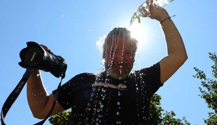 Osijek, 31. 07. 2026, Vrućina, toplotni val, ljudi se ne razne načeine &scaron;tite od vručine, uirovljenik na popratku iz trgovine sklanja se u hladovinu, radnici koji rade na otvorenom, piju puno tekućine, i terase kafića su prazne u najtoplije m dijelu dana... Evo i kako frotoreprteri Glasa preživljavaju vrućine i toplotni val....ilustracije, slobodnjaci.snimio GOJKO MITIĆ