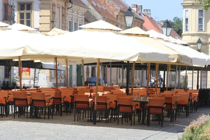 Osijek, 31. 07. 2026, Vrućina, toplotni val, ljudi se ne razne načeine &scaron;tite od vručine, uirovljenik na popratku iz trgovine sklanja se u hladovinu, radnici koji rade na otvorenom, piju puno tekućine, i terase kafića su prazne u najtoplije m dijelu dana... ilustracije, slobodnjaci.snimio GOJKO MITIĆ